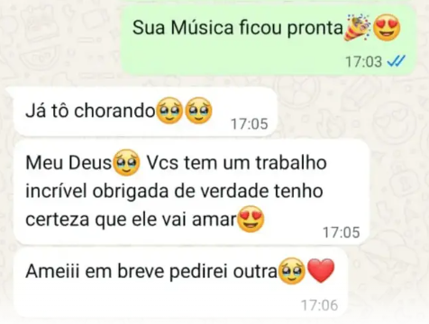 Print do WhatsApp: após receber a música, a cliente responde 'Já tô chorando', 'Meu Deus, vocês têm um trabalho incrível, obrigada de verdade, tenho certeza que ele vai amar' e 'Amei, em breve pedirei outra'.